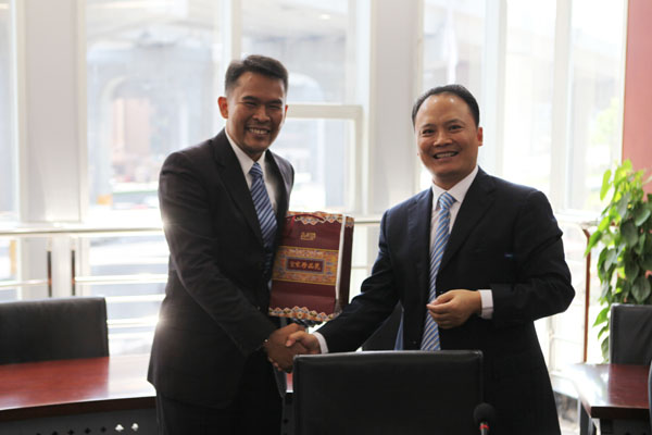 劉漢元主席(右)與麥當勞高管熱情握手