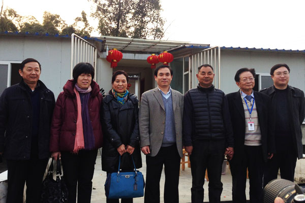 農業部漁業局副局長李書明等領導與通威股份總裁助理劉輝芬、高級技術專家吳宗文合影。